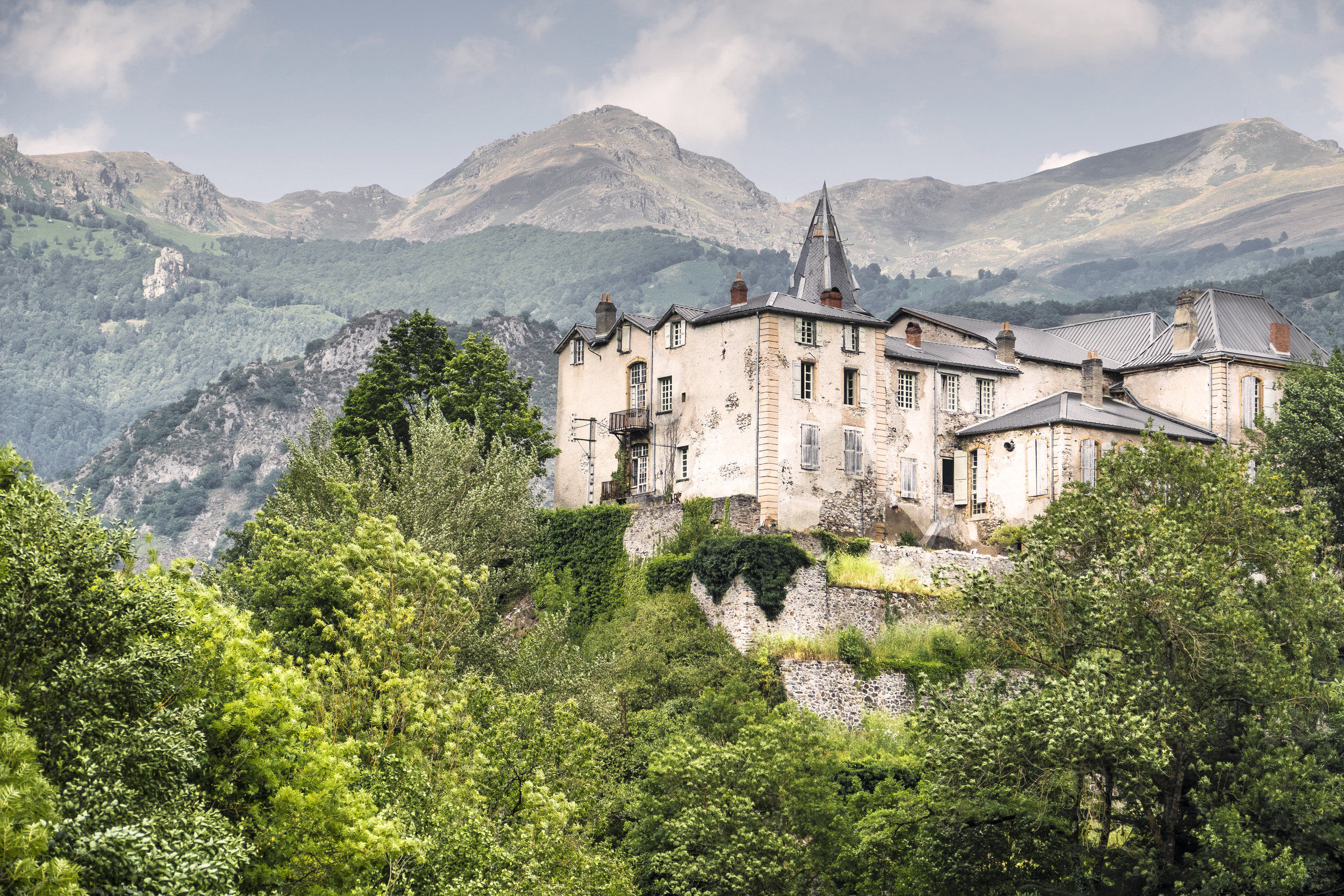 RChâteauHautGrandJean&Châteaude Gallery Photographs - The Château Setting — Château de Gudanes